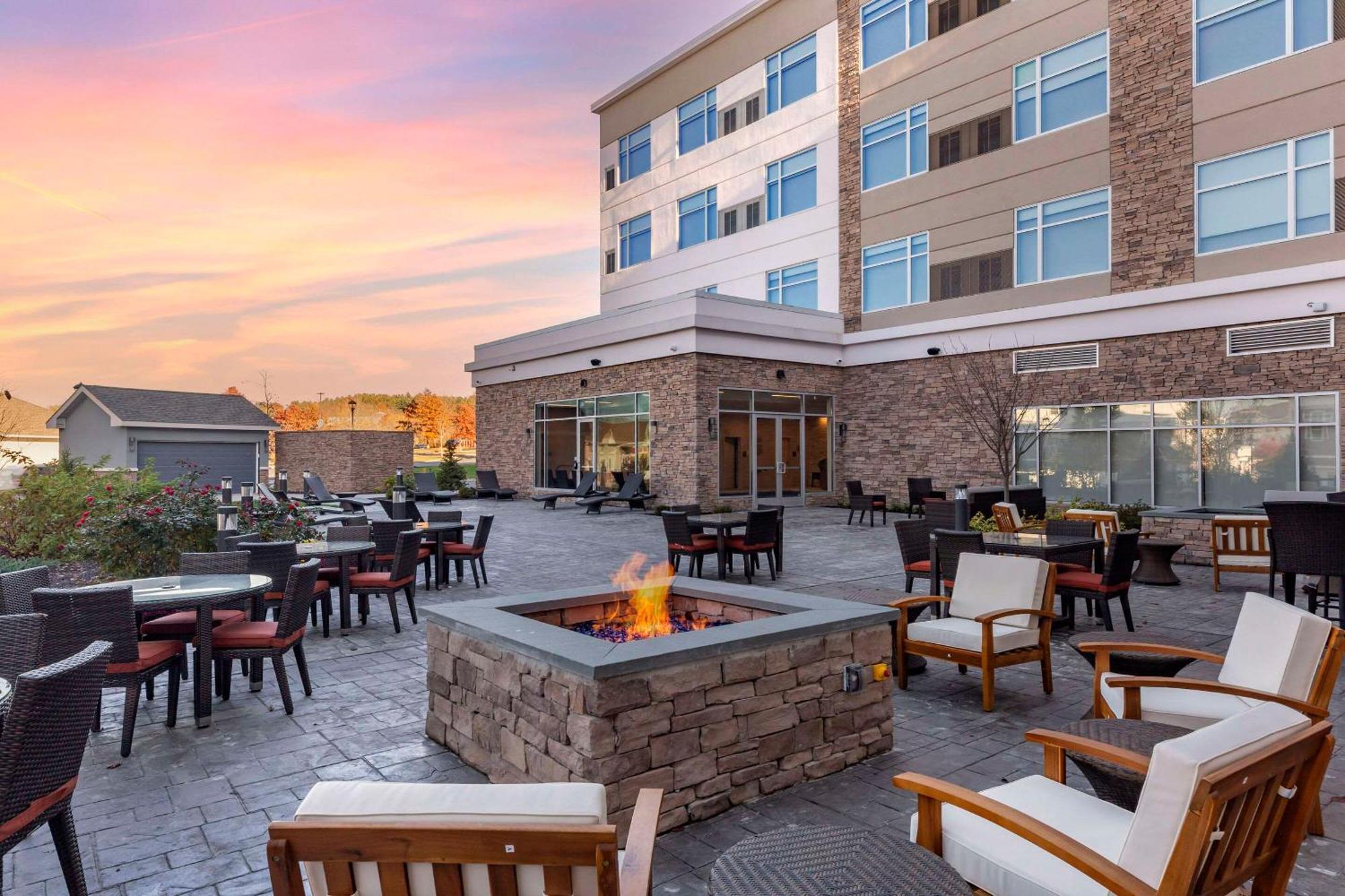 Cambria Hotel Manchester South Windsor 외부 사진